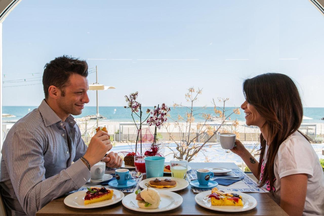 Hotel Alexandra - Beach Front - Healthy Xxl Breakfast & Brunch Until 12 30 - Parking Included Мизано-Адриатико Экстерьер фото
