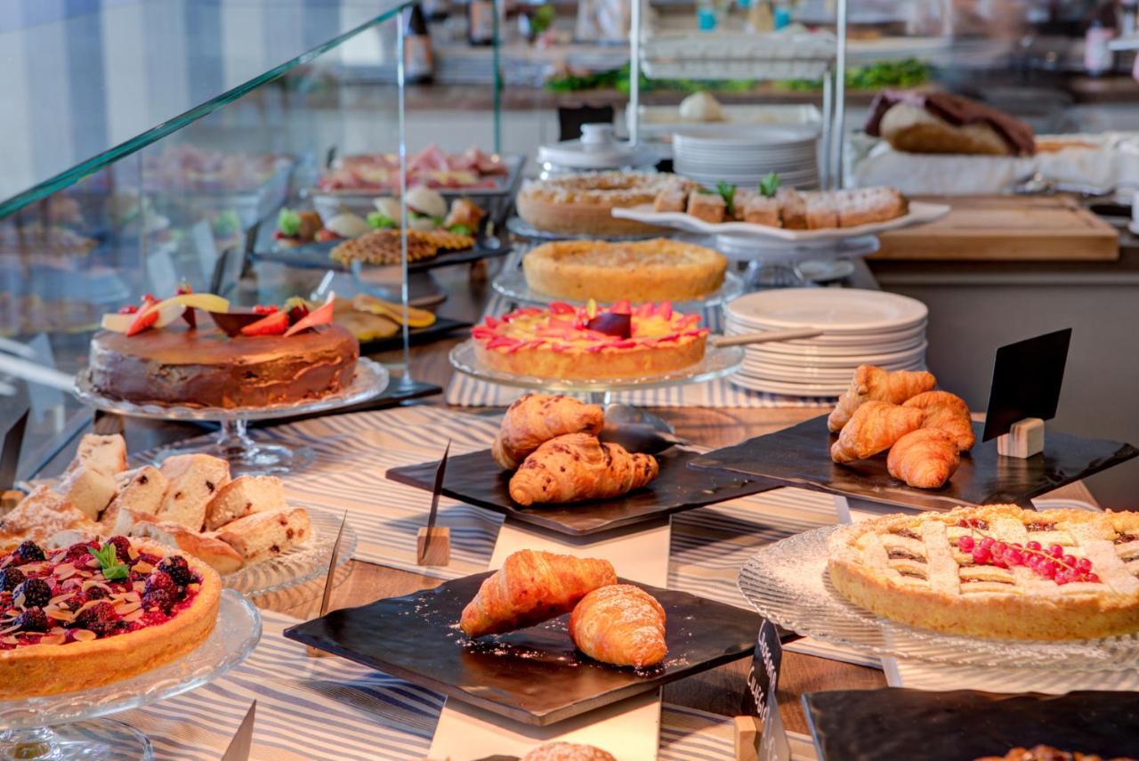 Hotel Alexandra - Beach Front - Healthy Xxl Breakfast & Brunch Until 12 30 - Parking Included Мизано-Адриатико Экстерьер фото