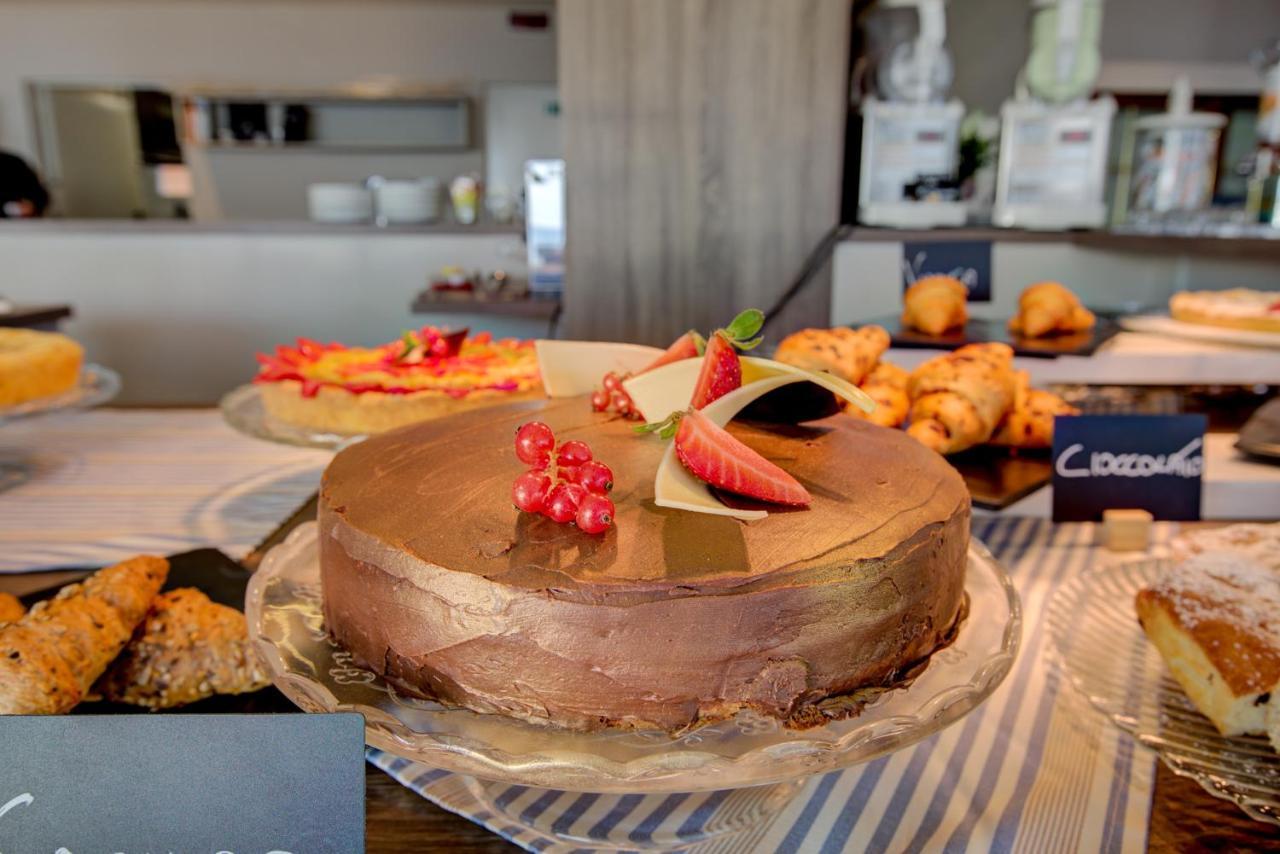 Hotel Alexandra - Beach Front - Healthy Xxl Breakfast & Brunch Until 12 30 - Parking Included Мизано-Адриатико Экстерьер фото