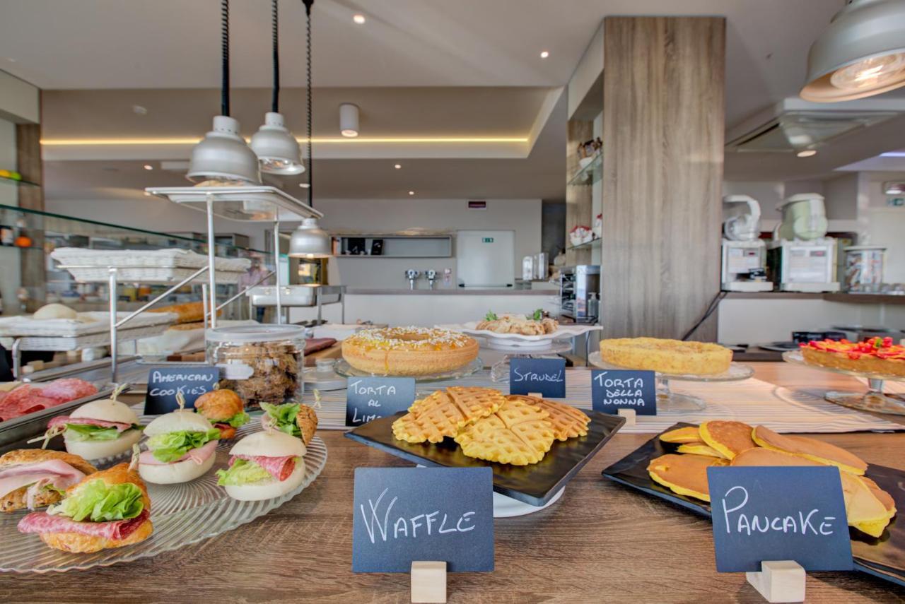 Hotel Alexandra - Beach Front - Healthy Xxl Breakfast & Brunch Until 12 30 - Parking Included Мизано-Адриатико Экстерьер фото