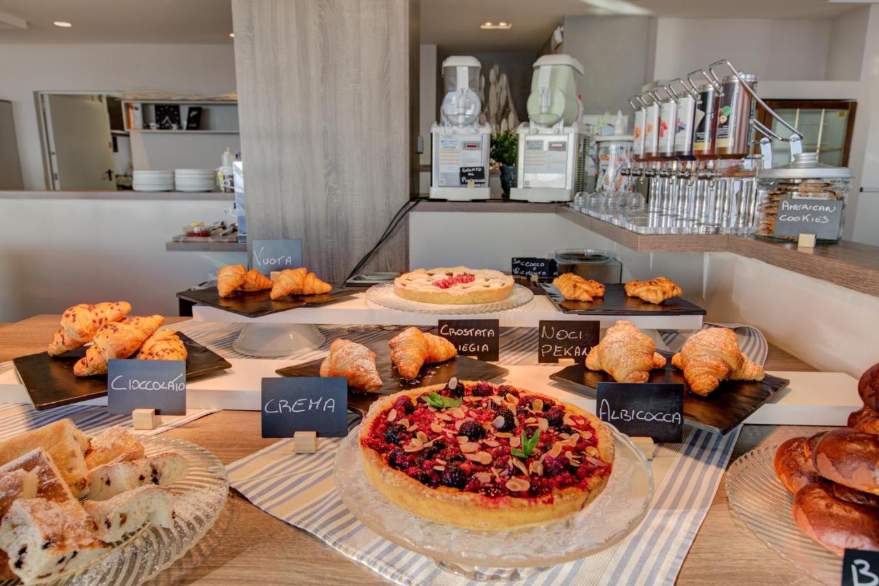 Hotel Alexandra - Beach Front - Healthy Xxl Breakfast & Brunch Until 12 30 - Parking Included Мизано-Адриатико Экстерьер фото