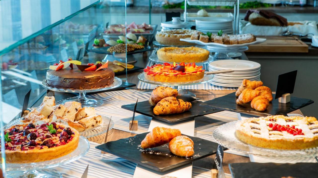 Hotel Alexandra - Beach Front - Healthy Xxl Breakfast & Brunch Until 12 30 - Parking Included Мизано-Адриатико Экстерьер фото