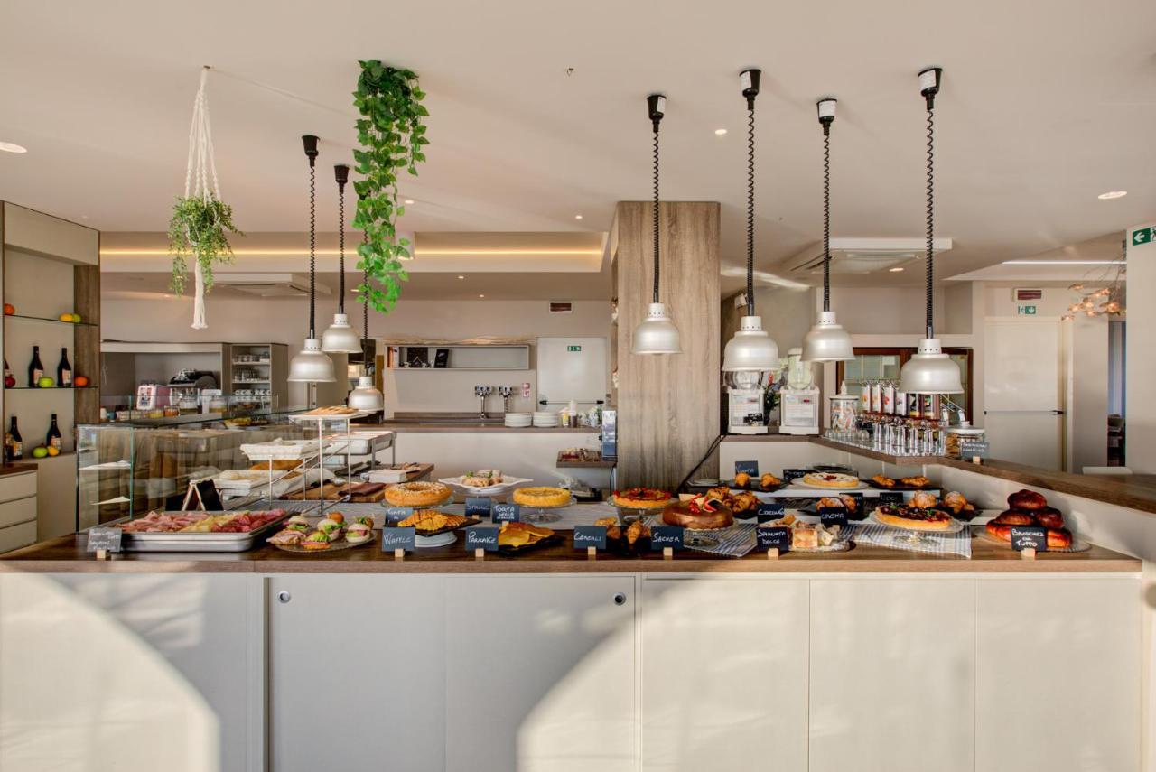 Hotel Alexandra - Beach Front - Healthy Xxl Breakfast & Brunch Until 12 30 - Parking Included Мизано-Адриатико Экстерьер фото