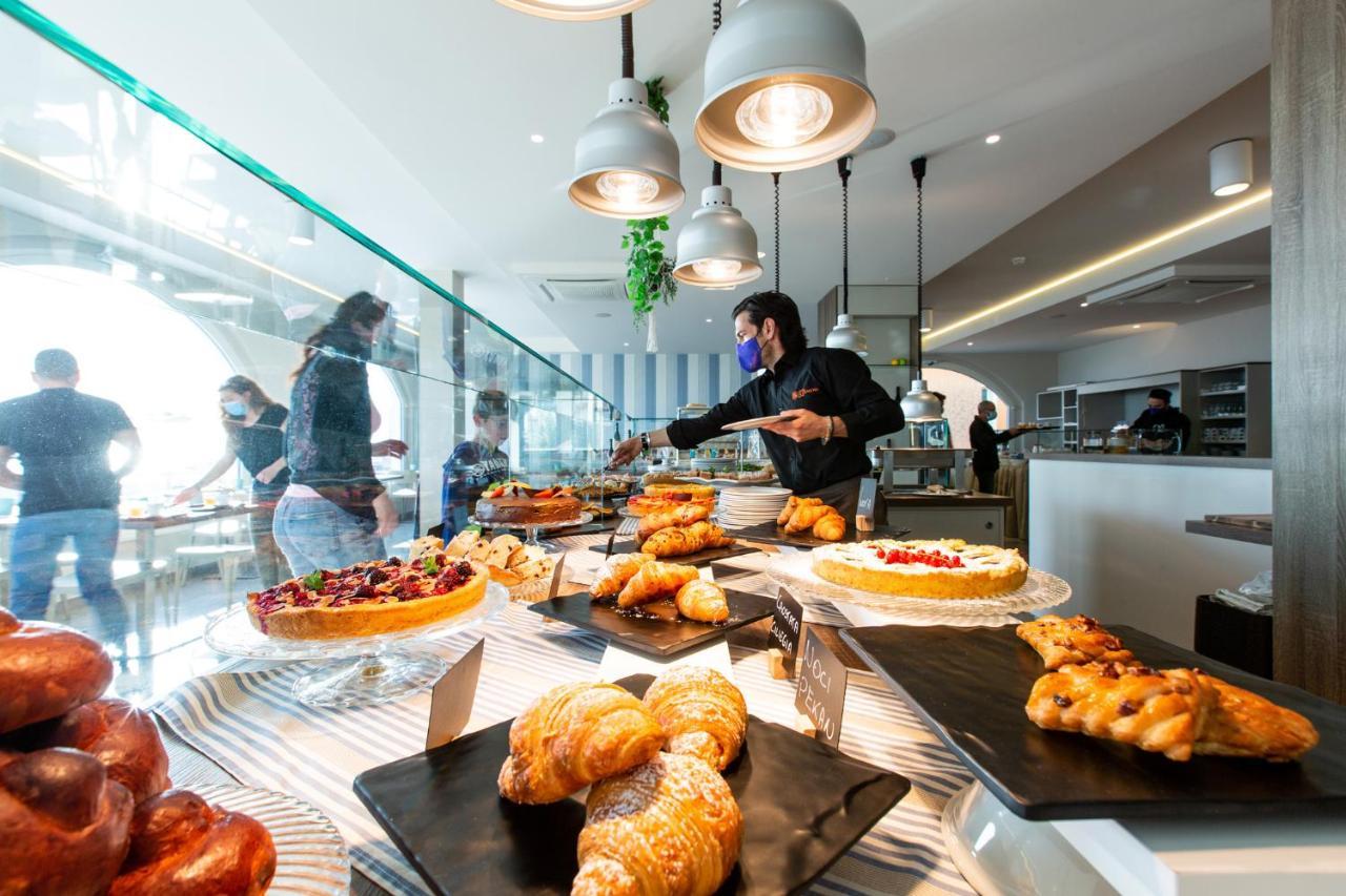 Hotel Alexandra - Beach Front - Healthy Xxl Breakfast & Brunch Until 12 30 - Parking Included Мизано-Адриатико Экстерьер фото