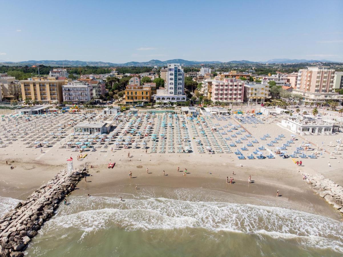 Hotel Alexandra - Beach Front - Healthy Xxl Breakfast & Brunch Until 12 30 - Parking Included Мизано-Адриатико Экстерьер фото