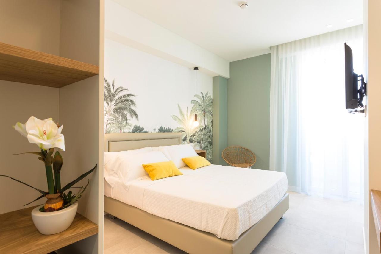 Hotel Alexandra - Beach Front - Healthy Xxl Breakfast & Brunch Until 12 30 - Parking Included Мизано-Адриатико Экстерьер фото