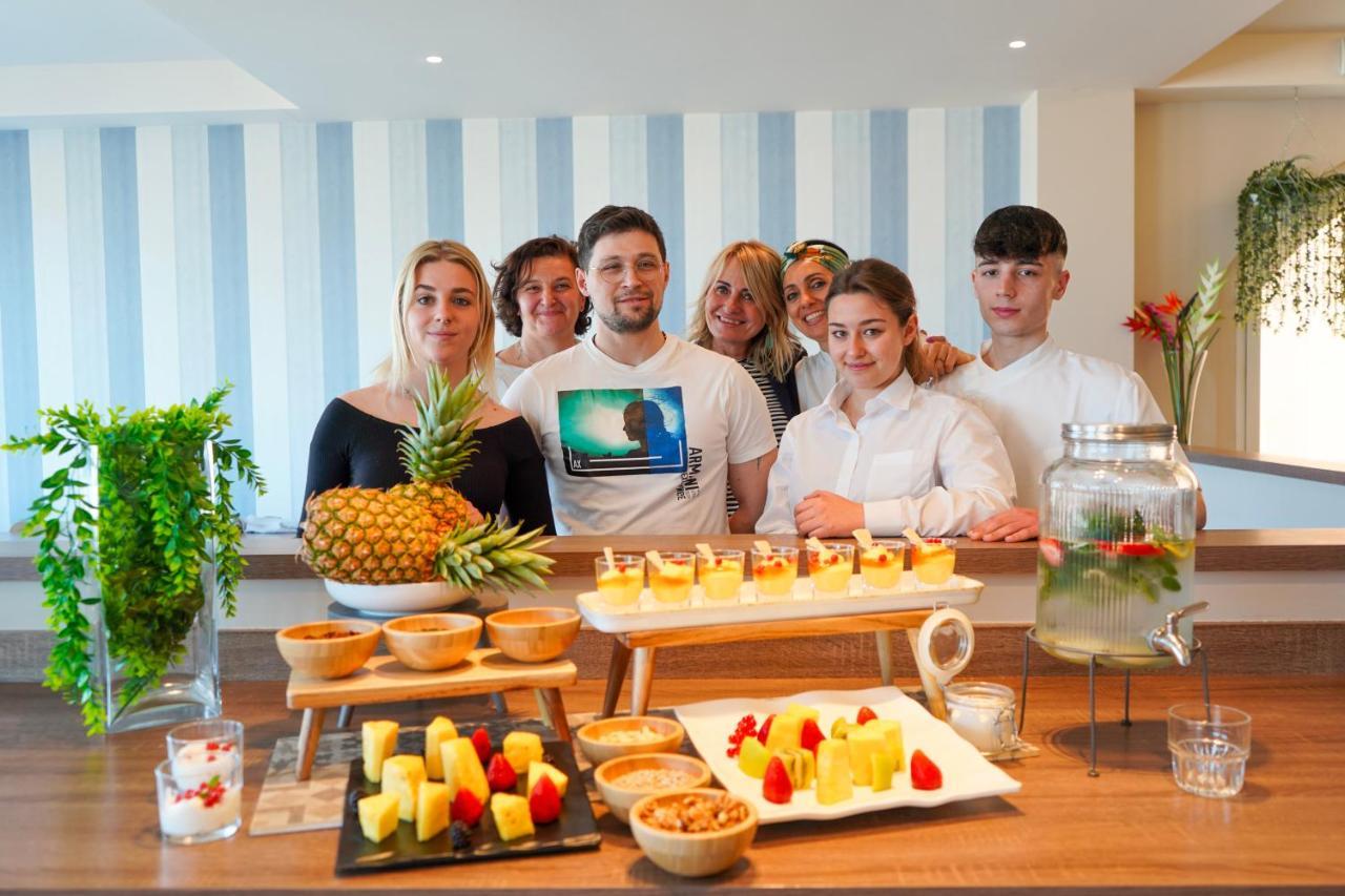 Hotel Alexandra - Beach Front - Healthy Xxl Breakfast & Brunch Until 12 30 - Parking Included Мизано-Адриатико Экстерьер фото