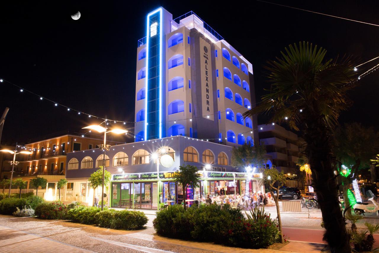 Hotel Alexandra - Beach Front - Healthy Xxl Breakfast & Brunch Until 12 30 - Parking Included Мизано-Адриатико Экстерьер фото