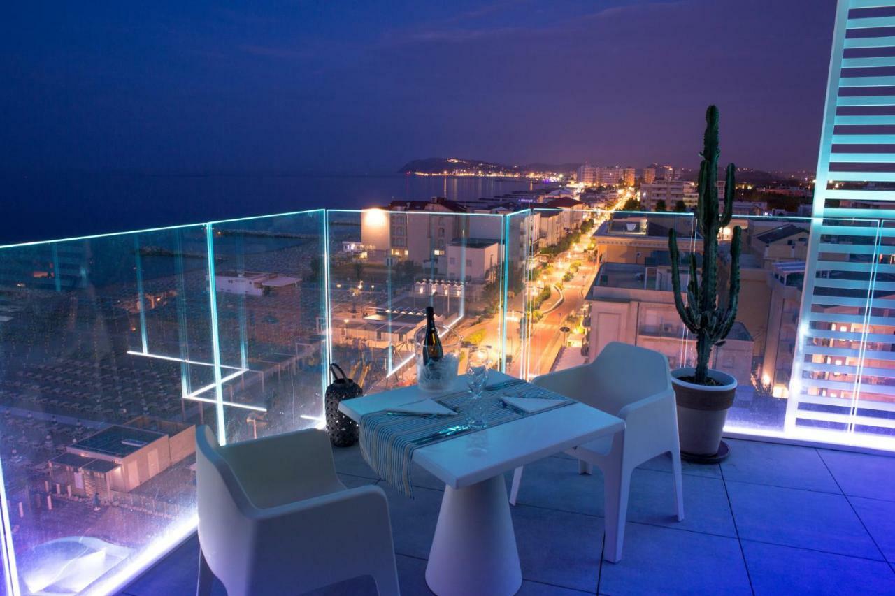 Hotel Alexandra - Beach Front - Healthy Xxl Breakfast & Brunch Until 12 30 - Parking Included Мизано-Адриатико Экстерьер фото